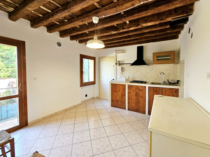 Proponiamo in affitto appartamento bilocale, situato nel centro di Este.
L'abitazione si sviluppa...