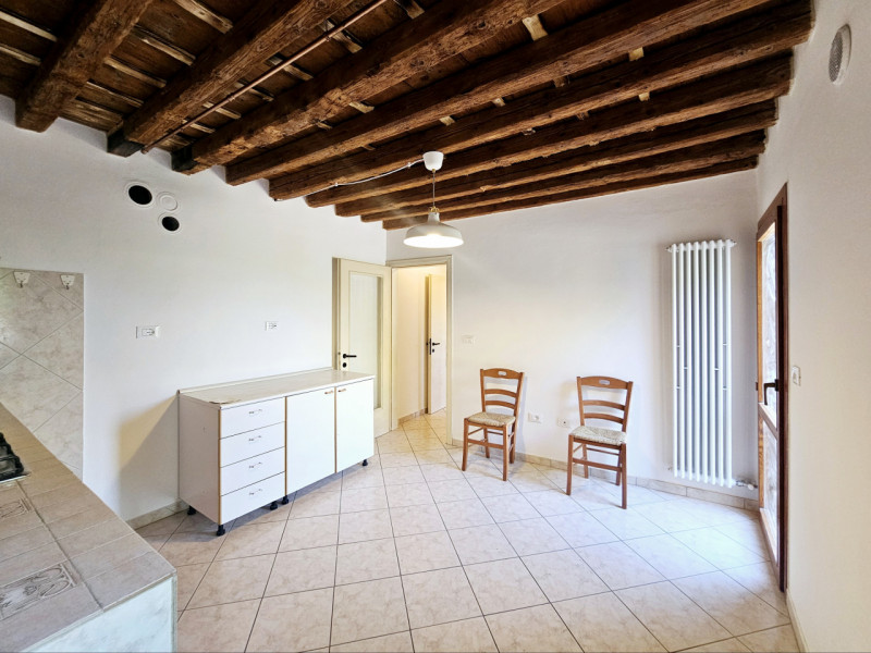 Proponiamo in affitto appartamento bilocale, situato nel centro di Este.
L'abitazione si sviluppa...