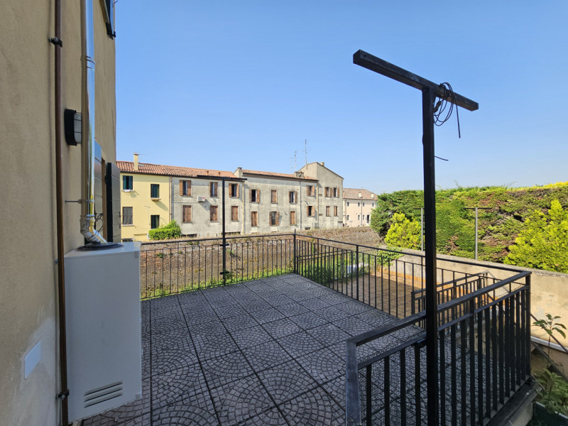 Proponiamo in affitto appartamento bilocale, situato nel centro di Este.
L'abitazione si sviluppa...