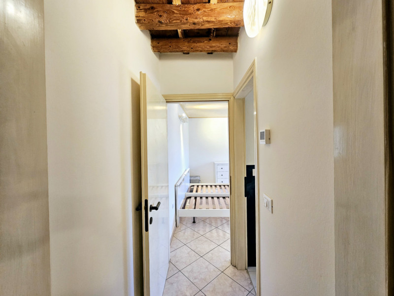 Proponiamo in affitto appartamento bilocale, situato nel centro di Este.
L'abitazione si sviluppa...