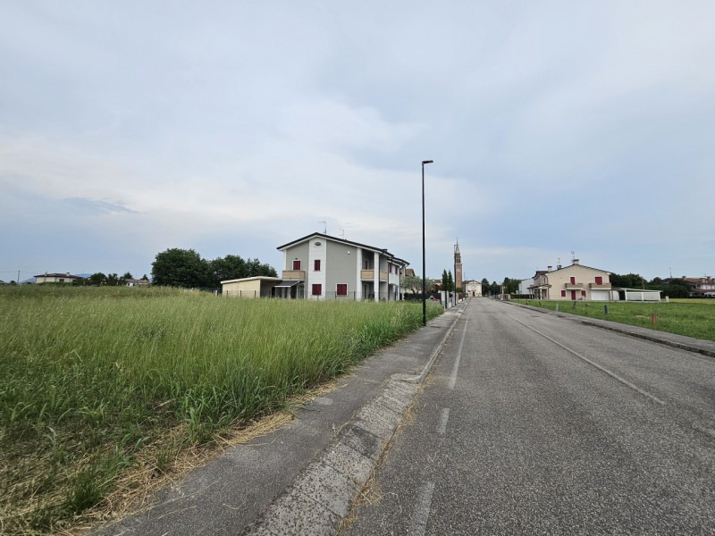 Proponiamo in vendita un terreno edificabile residenziale, situato nel Comune di Ponso, località ...