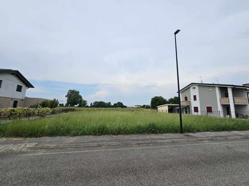 Proponiamo in vendita un terreno edificabile residenziale, situato nel Comune di Ponso, località ...