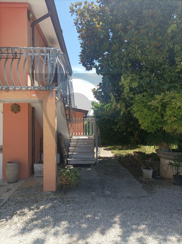 Proponiamo in esclusiva porzione di trifamiliare di testa, con una superficie di circa 130 mq. E'...
