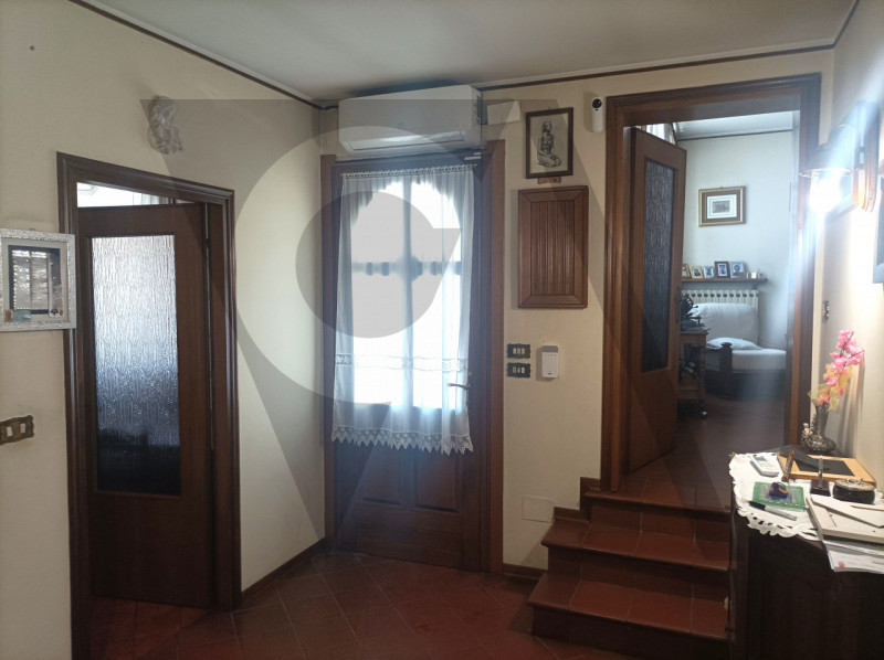 Proponiamo in esclusiva porzione di trifamiliare di testa, con una superficie di circa 130 mq. E'...
