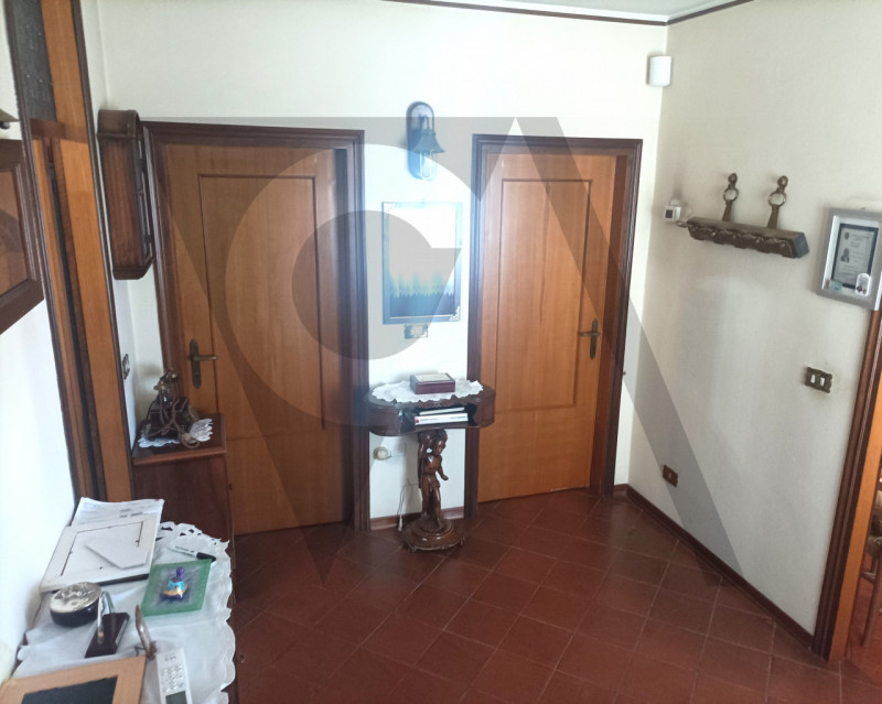 Proponiamo in esclusiva porzione di trifamiliare di testa, con una superficie di circa 130 mq. E'...