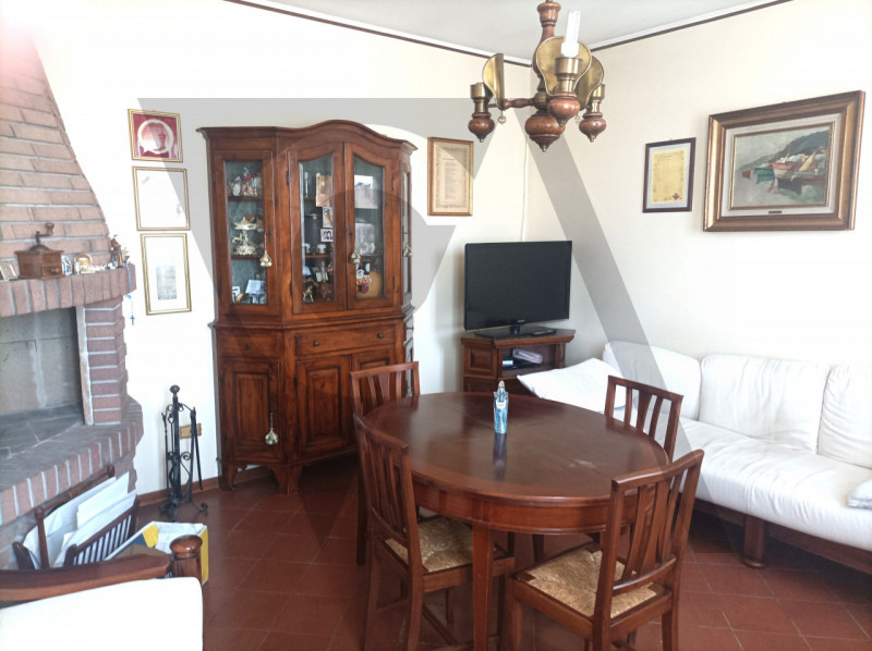 Proponiamo in esclusiva porzione di trifamiliare di testa, con una superficie di circa 130 mq. E'...