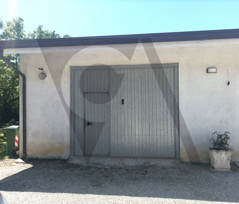 Proponiamo in esclusiva porzione di trifamiliare di testa, con una superficie di circa 130 mq. E'...