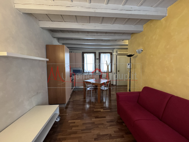 PADOVA CENTRO - A 100 metri da Piazza delle Frutta, appartamento secondo piano con ascensore comp...