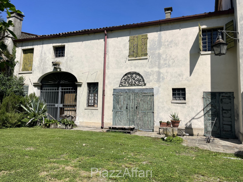 Piove di Sacco, proponiamo in vendita porzione di Villa Veneta (da ristrutturare) con ingresso da...