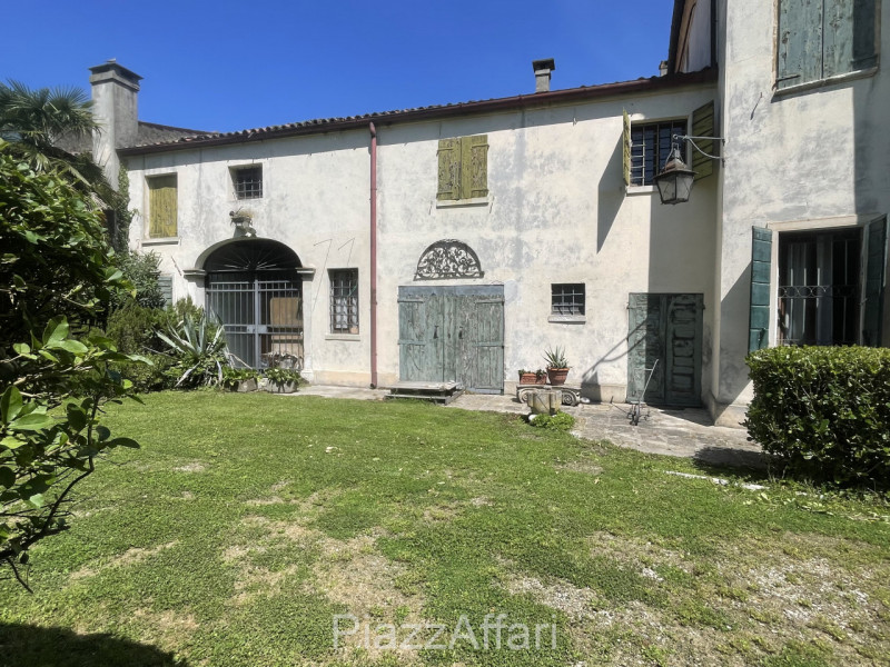 Piove di Sacco, proponiamo in vendita porzione di Villa Veneta (da ristrutturare) con ingresso da...