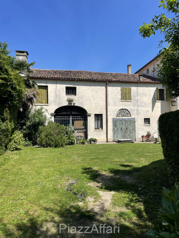 Piove di Sacco, proponiamo in vendita porzione di Villa Veneta (da ristrutturare) con ingresso da...