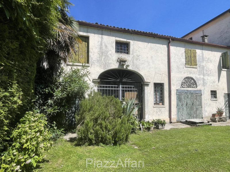 Piove di Sacco, proponiamo in vendita porzione di Villa Veneta (da ristrutturare) con ingresso da...