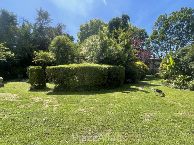 Piove di Sacco, proponiamo in vendita porzione di Villa Veneta (da ristrutturare) con ingresso da...