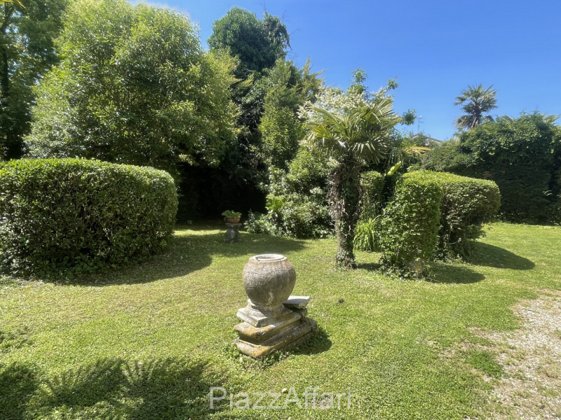 Piove di Sacco, proponiamo in vendita porzione di Villa Veneta (da ristrutturare) con ingresso da...