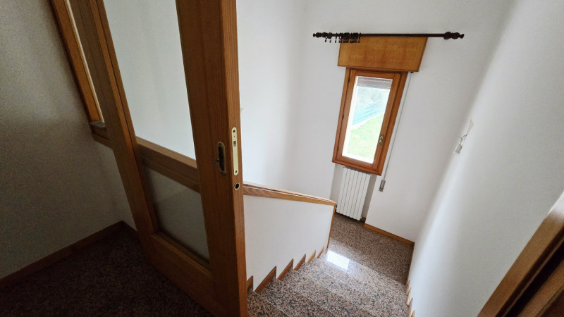 Rif. CS142 - Proponiamo in vendita casa accostata su due livelli, inserita in una tranquilla cort...