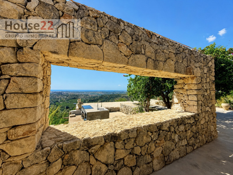 NOTO - SIRACUSA. VILLA MODERNA  a soli 3 km dal centro storico di Noto.
Immersa in un contesto na...