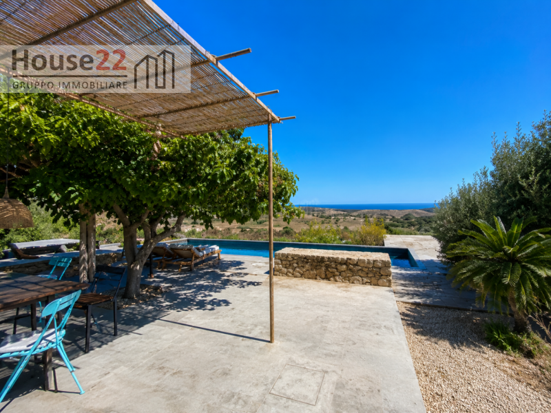 NOTO - SIRACUSA. VILLA MODERNA  a soli 3 km dal centro storico di Noto.
Immersa in un contesto na...