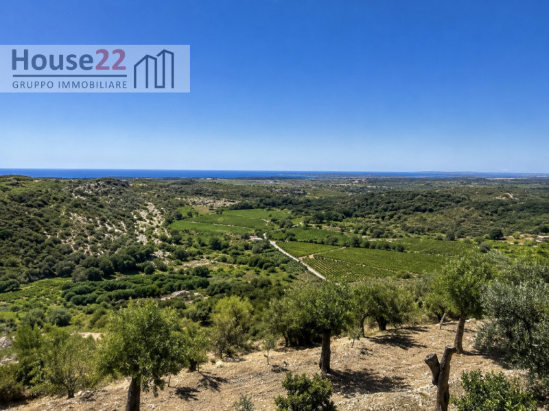 NOTO - SIRACUSA. VILLA MODERNA  a soli 3 km dal centro storico di Noto.
Immersa in un contesto na...