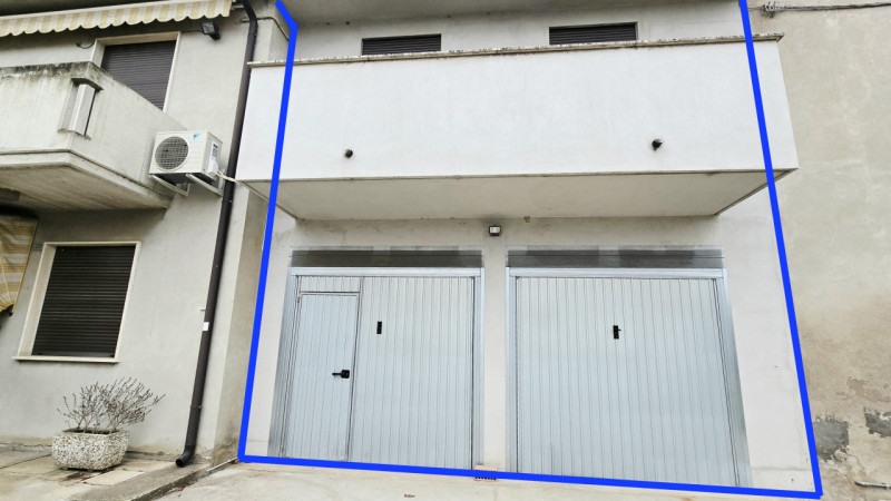 Soluzione immobiliare disposta su due livelli, ideale per chi cerca uno spazio da personalizzare ...