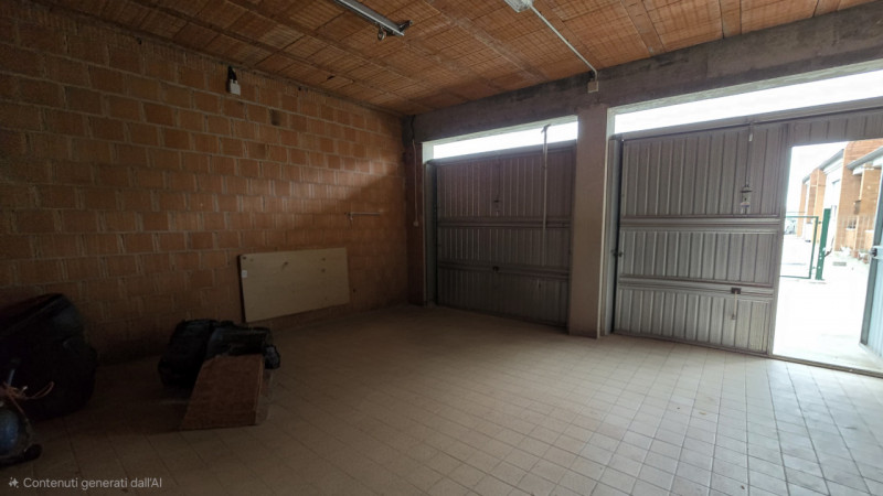 Soluzione immobiliare disposta su due livelli, ideale per chi cerca uno spazio da personalizzare ...