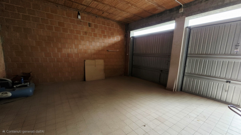 Soluzione immobiliare disposta su due livelli, ideale per chi cerca uno spazio da personalizzare ...