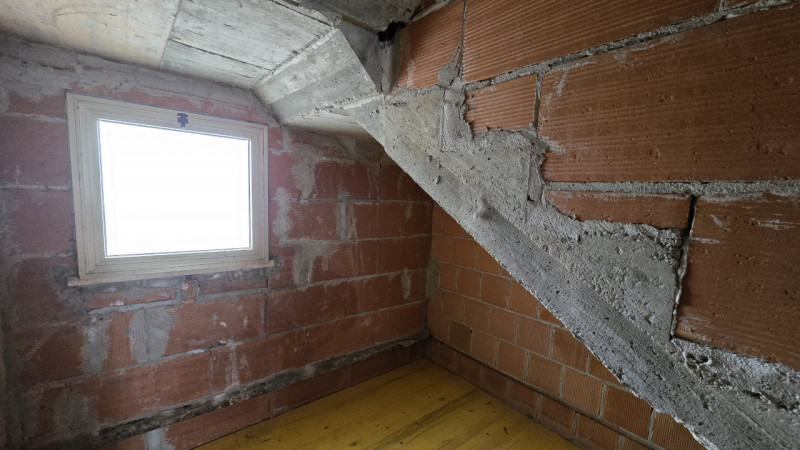 Soluzione immobiliare disposta su due livelli, ideale per chi cerca uno spazio da personalizzare ...