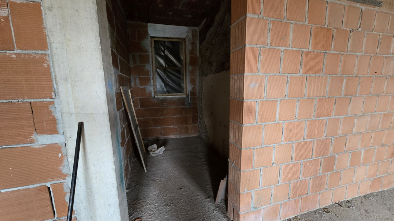 Soluzione immobiliare disposta su due livelli, ideale per chi cerca uno spazio da personalizzare ...