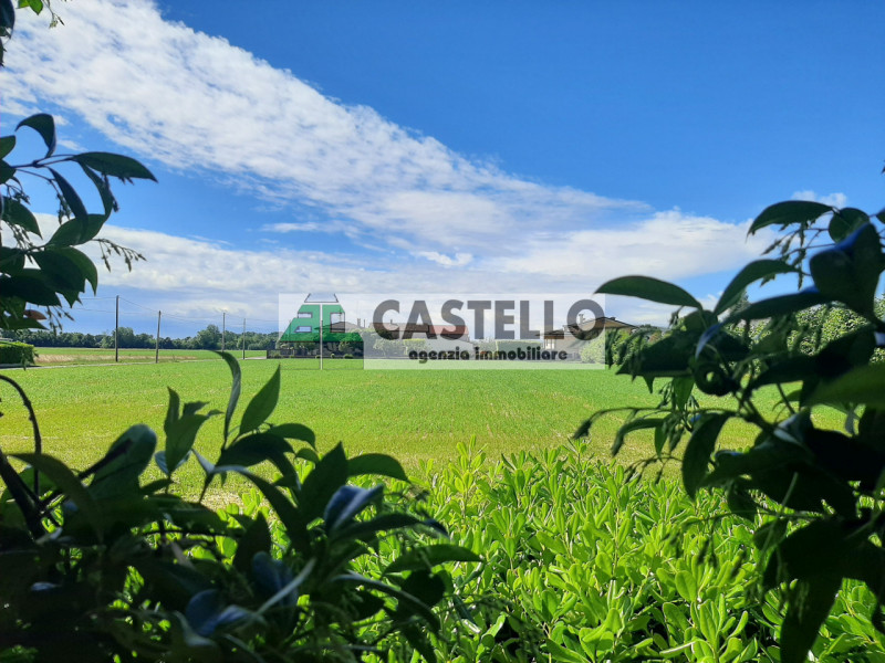 Campo San Martino, in zona estremamente tranquilla e con traffico ridotto, proponiamo un’intera b...