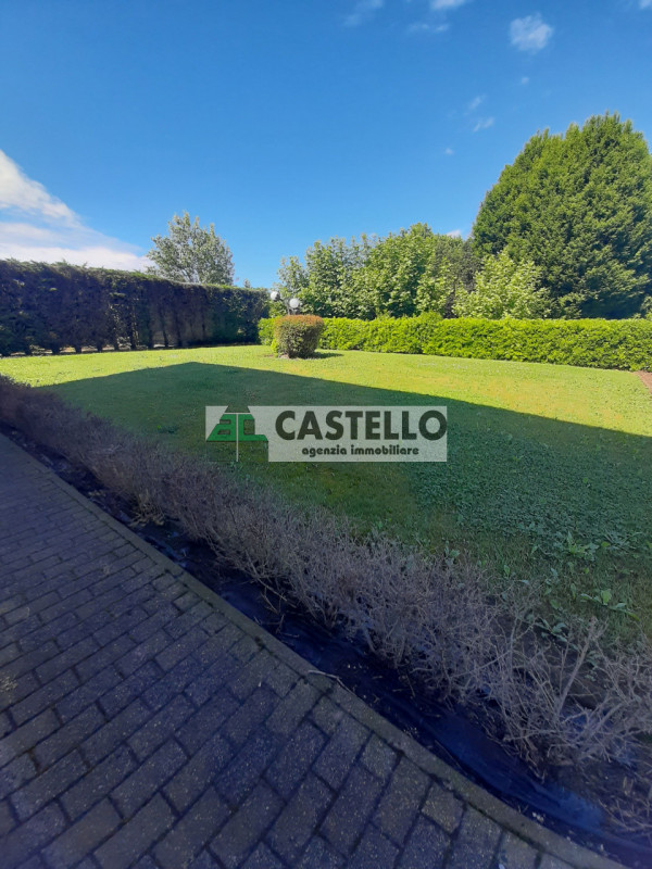 Campo San Martino, in zona estremamente tranquilla e con traffico ridotto, proponiamo un’intera b...