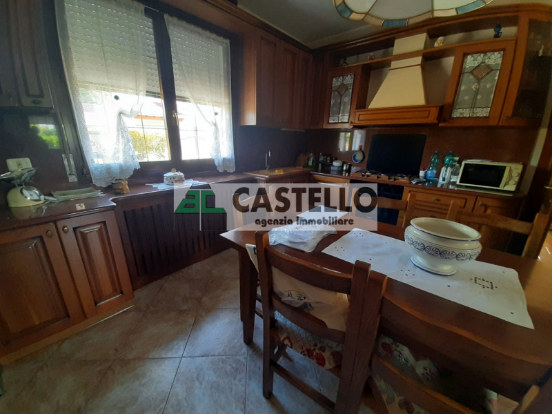 Campo San Martino, in zona estremamente tranquilla e con traffico ridotto, proponiamo un’intera b...