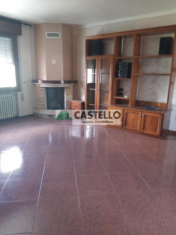 Campo San Martino, in zona estremamente tranquilla e con traffico ridotto, proponiamo un’intera b...