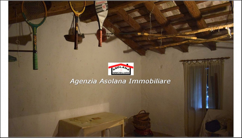 Proponiamo in vendita rustico da ristrutturare in centro al paese. L’immobile si trova in zona re...