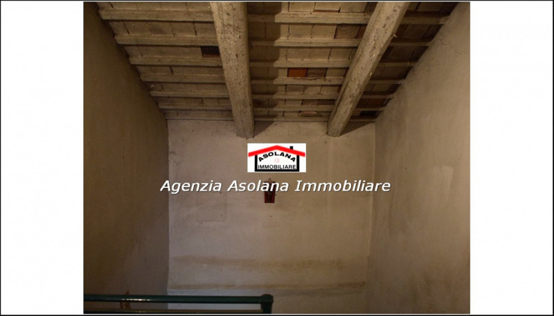 Proponiamo in vendita rustico da ristrutturare in centro al paese. L’immobile si trova in zona re...