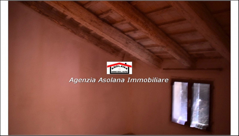 Proponiamo in vendita rustico da ristrutturare in centro al paese. L’immobile si trova in zona re...
