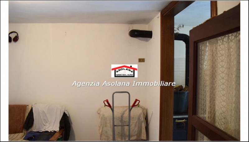 Proponiamo in vendita rustico da ristrutturare in centro al paese. L’immobile si trova in zona re...