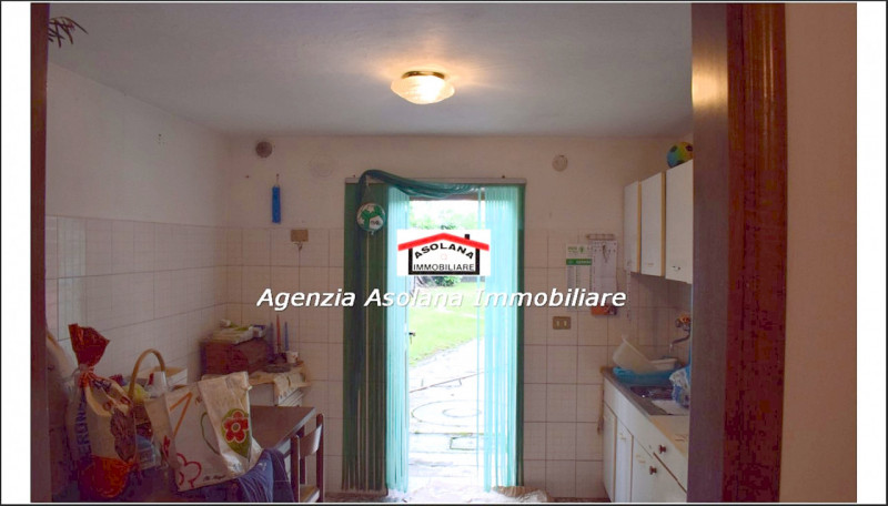 Proponiamo in vendita rustico da ristrutturare in centro al paese. L’immobile si trova in zona re...