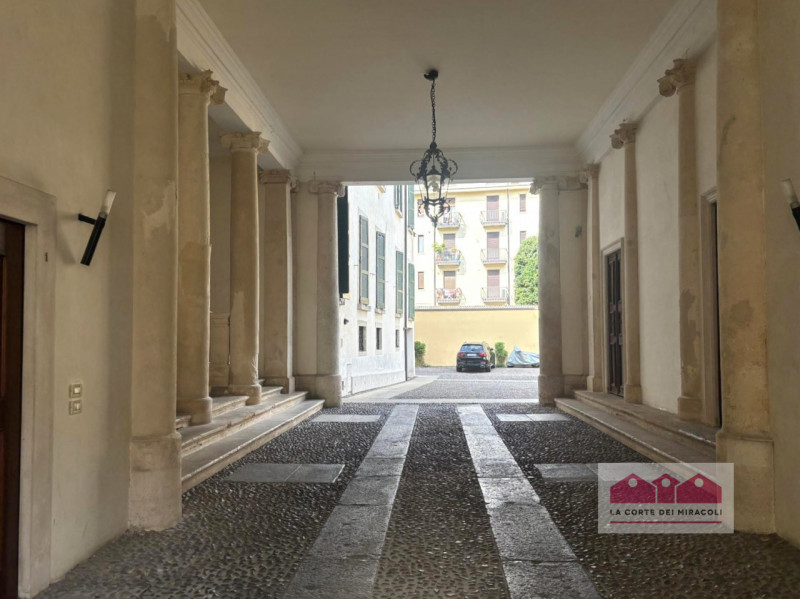 CENTRO STORICO: RAFFINATO APPARTAMENTO SITUATO ALL’INTERNO DI UNO SPLENDIDO PALAZZO D’EPOCA. L’IM...