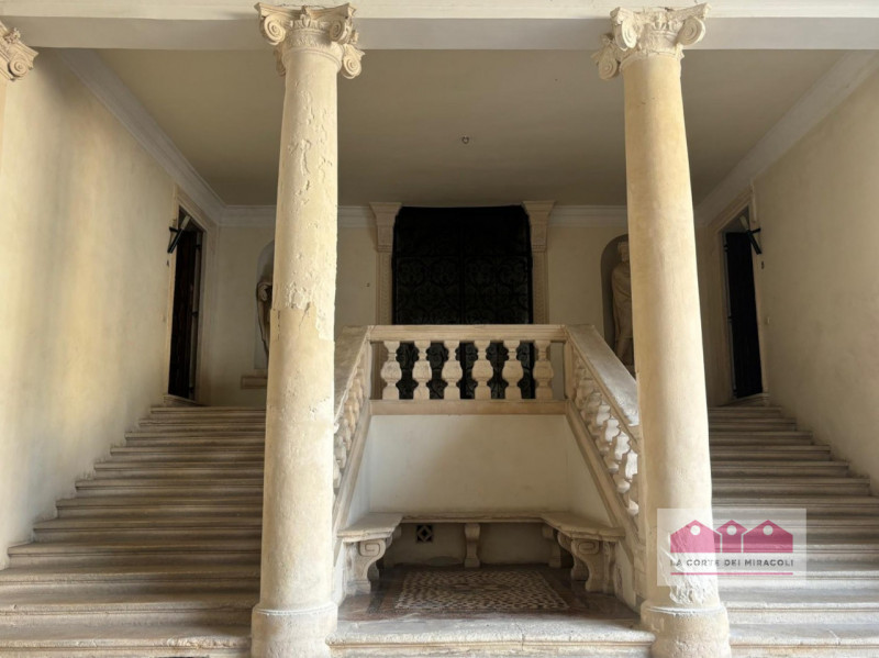 CENTRO STORICO: RAFFINATO APPARTAMENTO SITUATO ALL’INTERNO DI UNO SPLENDIDO PALAZZO D’EPOCA. L’IM...