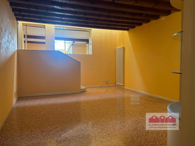 CENTRO STORICO: RAFFINATO APPARTAMENTO SITUATO ALL’INTERNO DI UNO SPLENDIDO PALAZZO D’EPOCA. L’IM...