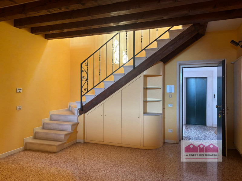 CENTRO STORICO: RAFFINATO APPARTAMENTO SITUATO ALL’INTERNO DI UNO SPLENDIDO PALAZZO D’EPOCA. L’IM...