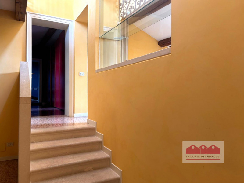 CENTRO STORICO: RAFFINATO APPARTAMENTO SITUATO ALL’INTERNO DI UNO SPLENDIDO PALAZZO D’EPOCA. L’IM...
