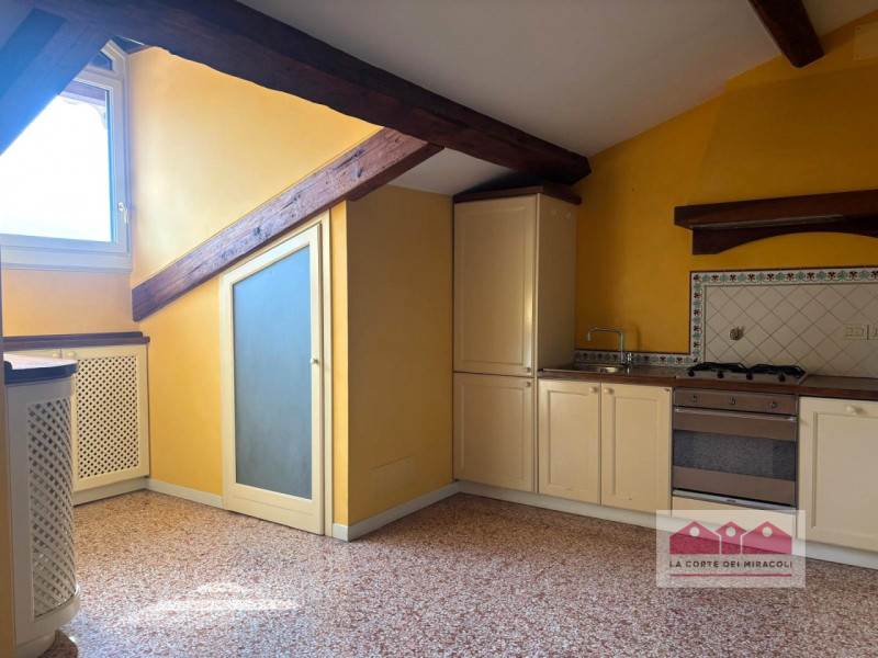 CENTRO STORICO: RAFFINATO APPARTAMENTO SITUATO ALL’INTERNO DI UNO SPLENDIDO PALAZZO D’EPOCA. L’IM...
