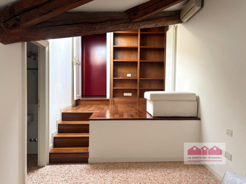 CENTRO STORICO: RAFFINATO APPARTAMENTO SITUATO ALL’INTERNO DI UNO SPLENDIDO PALAZZO D’EPOCA. L’IM...