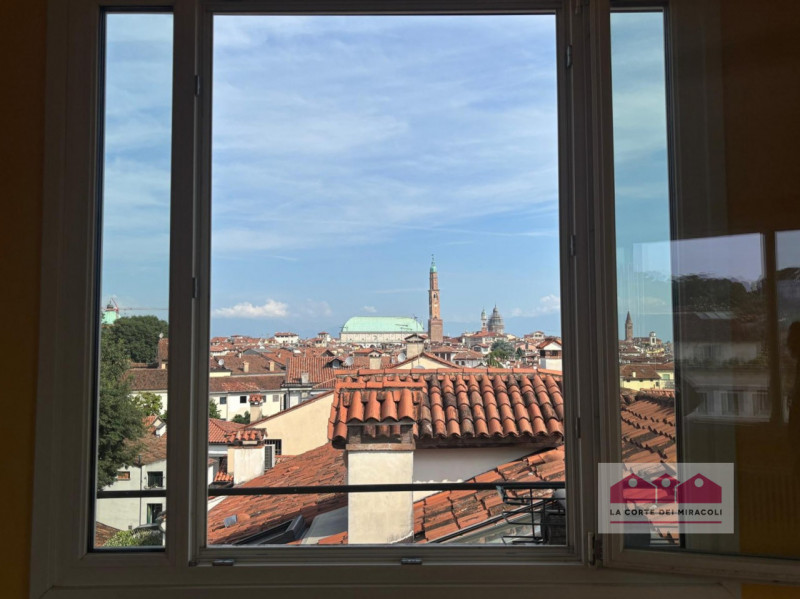 CENTRO STORICO: RAFFINATO APPARTAMENTO SITUATO ALL’INTERNO DI UNO SPLENDIDO PALAZZO D’EPOCA. L’IM...