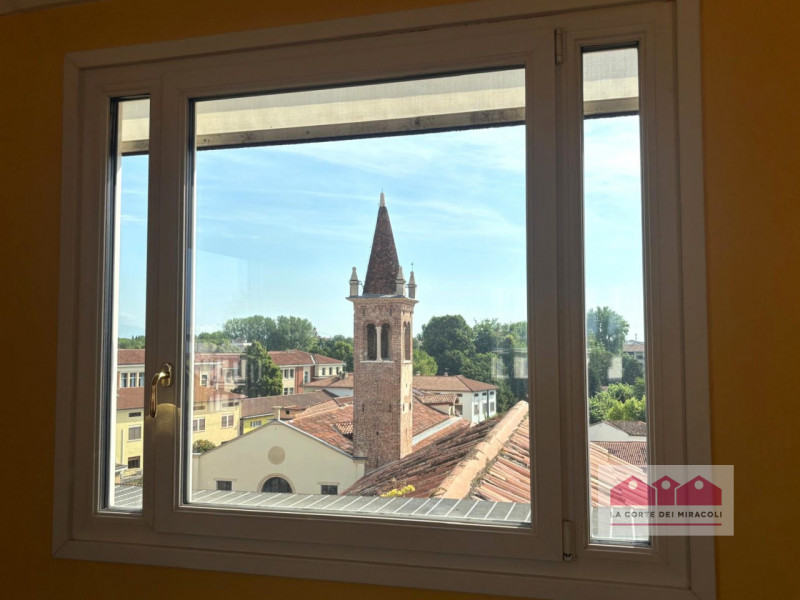 CENTRO STORICO: RAFFINATO APPARTAMENTO SITUATO ALL’INTERNO DI UNO SPLENDIDO PALAZZO D’EPOCA. L’IM...