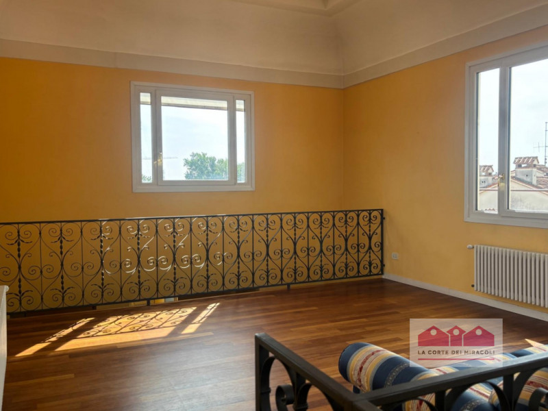 CENTRO STORICO: RAFFINATO APPARTAMENTO SITUATO ALL’INTERNO DI UNO SPLENDIDO PALAZZO D’EPOCA. L’IM...