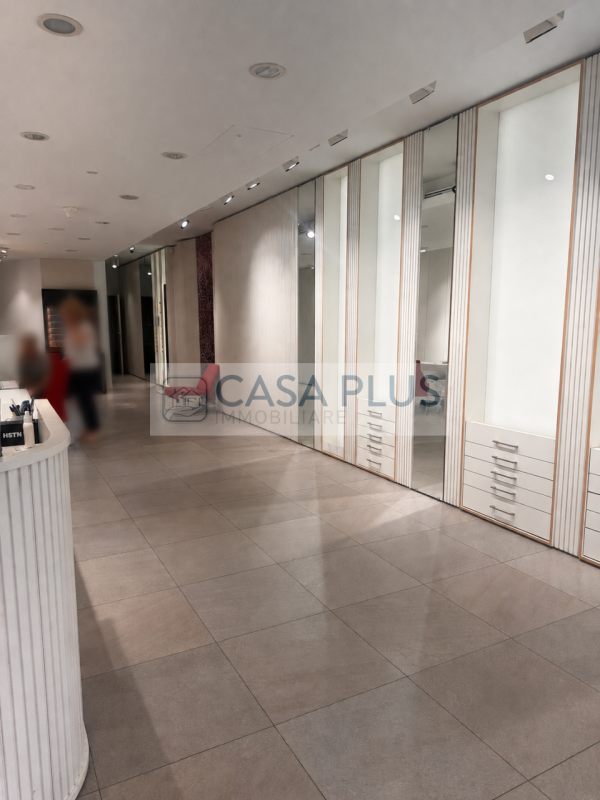 Lungo i centralissimi porticati  di Via Garibaldi, proponiamo in locazione elegante negozio comme...