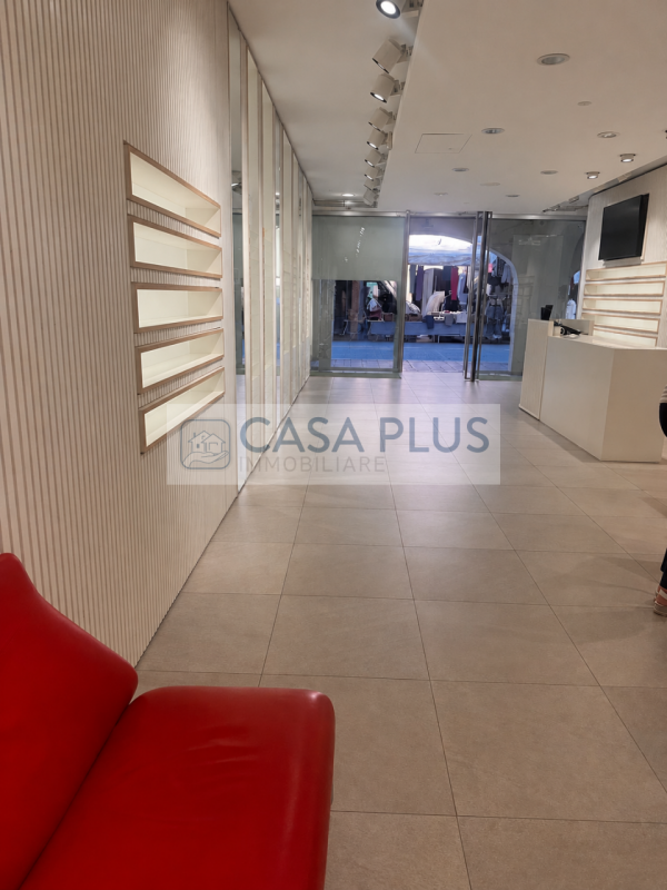 Lungo i centralissimi porticati  di Via Garibaldi, proponiamo in locazione elegante negozio comme...