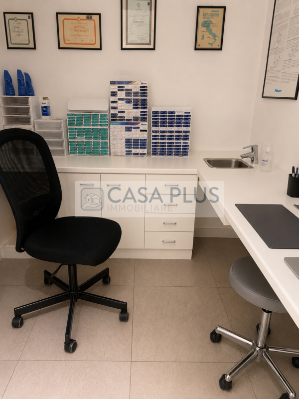 Lungo i centralissimi porticati  di Via Garibaldi, proponiamo in locazione elegante negozio comme...
