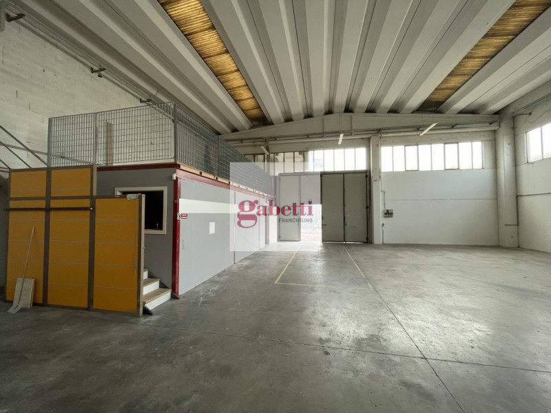 RUBANO proponiamo in locazione open space da adibire ad uffici o show room di mq. 320, con area s...